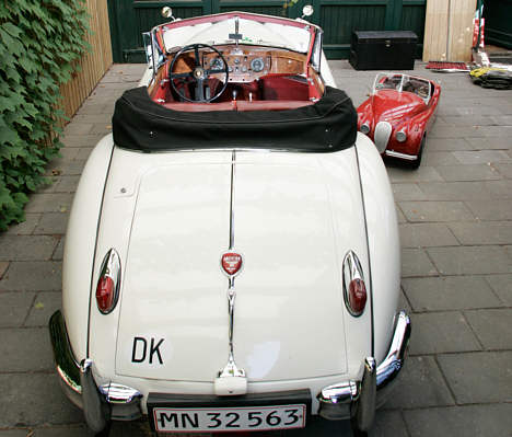 Lørdag den 5. august får et stort antal børn, der er under behandling på Rigshospitalet, mulighed for at sætte sig ned i cockpittet på en bil som den på billedet – en Jaguar XK fra begyndelsen af 1950’erne. Og siden får de en køretur rundt på banen i Fælledparken i tilknytning til Copenhagen Historic Grand Prix.